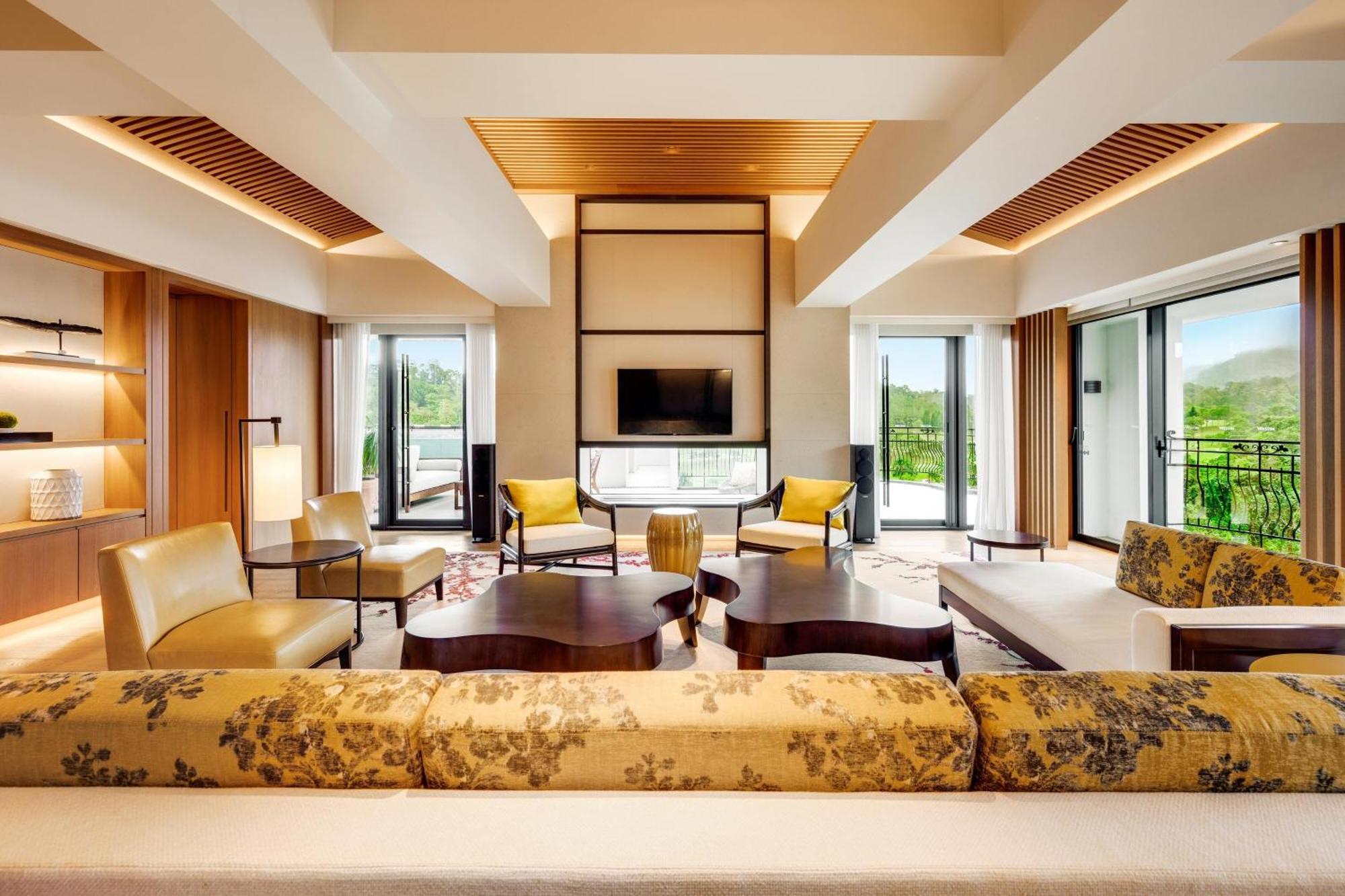 The Westin Tashee Resort, Taoyuan Daxi Esterno foto The living room of a suite at the hotel